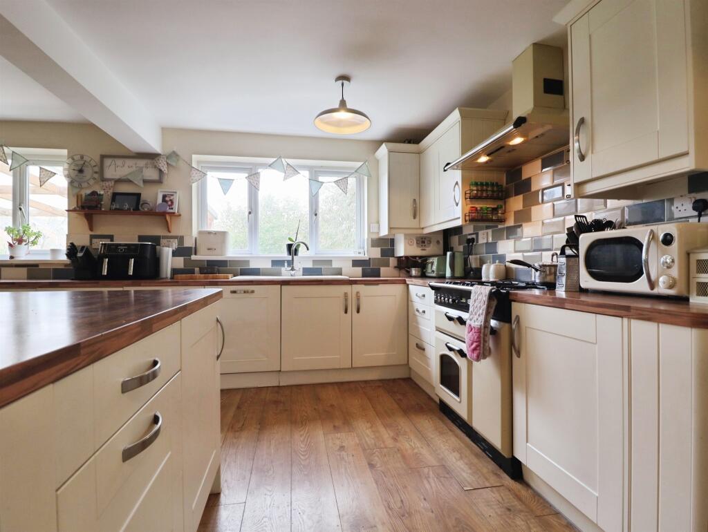 67, Churchfields photo 3