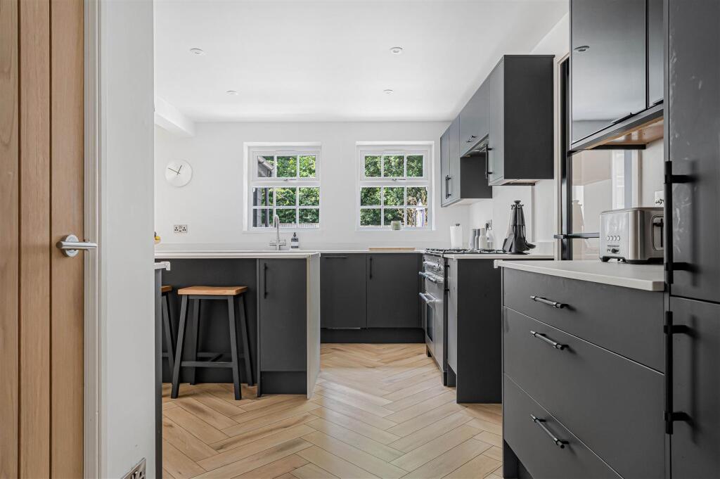 House in East Hertfordshire, Bishop's Gate, Bishop's Stortford - View 6