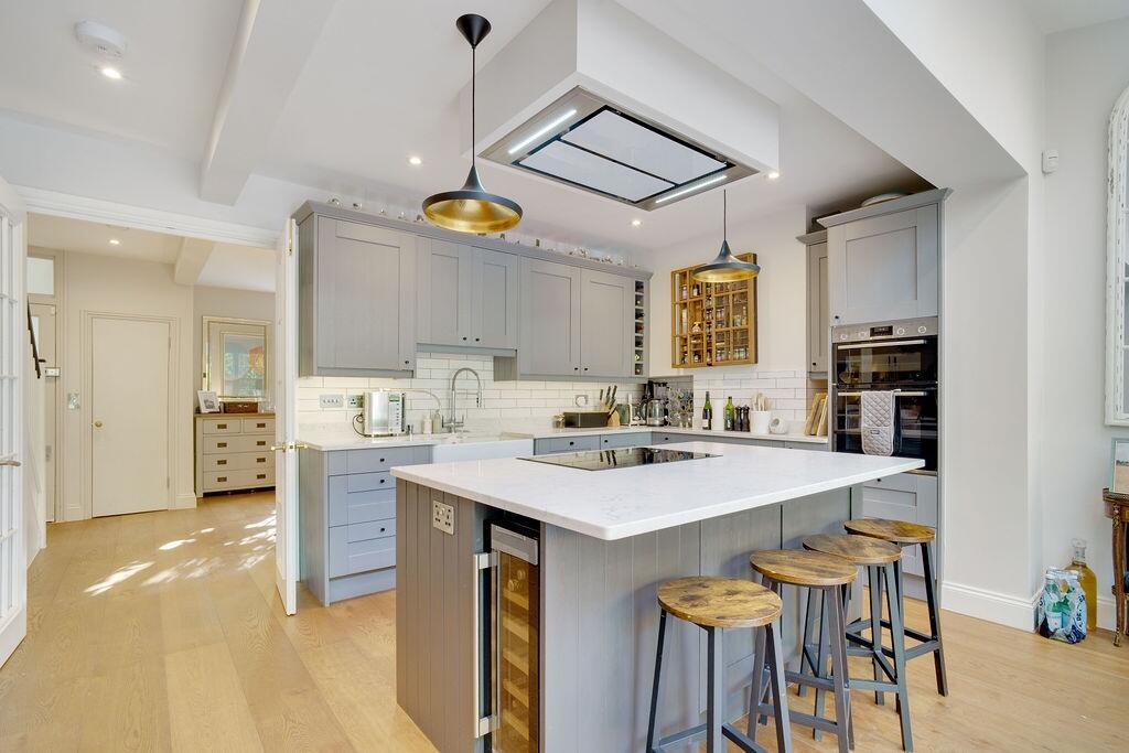 Crestway, London, SW15 photo 2