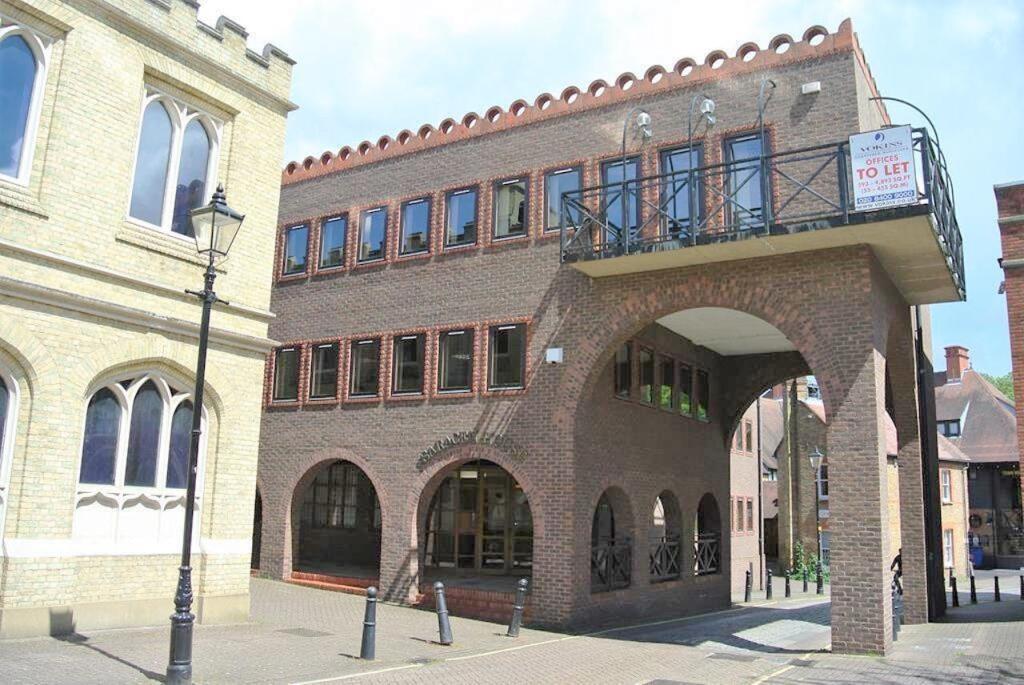 Main image of property: 2nd Floor South Suite, Saracen House, Swan Street, Old Isleworth, TW7 6RJ