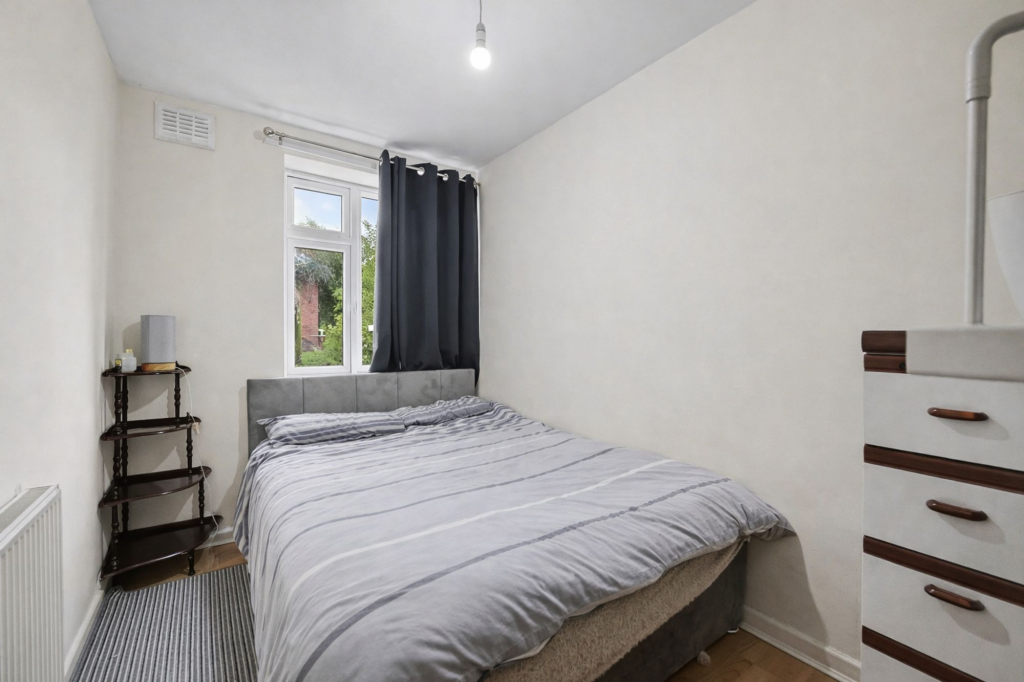 Apartment in Coventry, Stonehouse Estate, Tollbar End - View 5