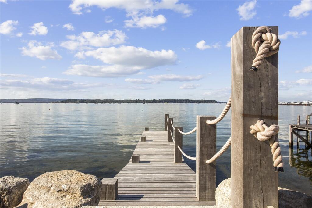 Apartment in Poole, Lilliput - View 4