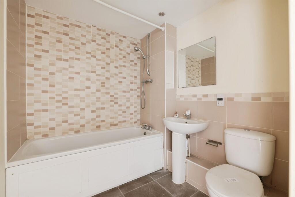 Tadros Court, High Wycombe photo 4