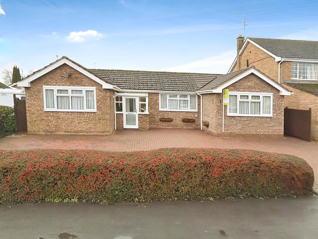2-bed detached on Saxon Way, Bourne, £280,000