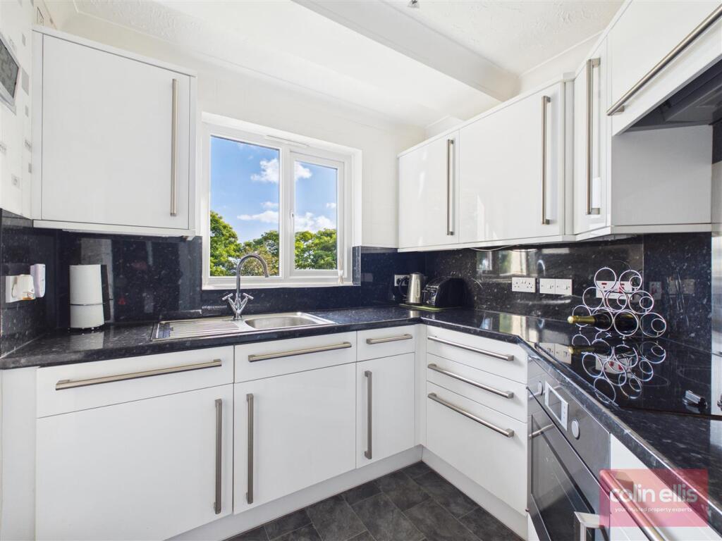 Apartment in Scarborough, South Cliff - More