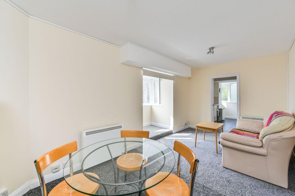 1-bed flat on Bramlands Close, Clapham Junction, London, SW11, £250,000