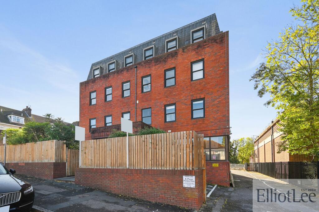Studio flat on Cavendish Avenue, Ambassador House, HA1, £180,000