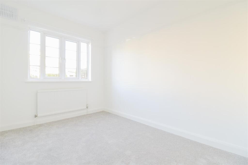 Apartment in Southend-on-Sea - View 4