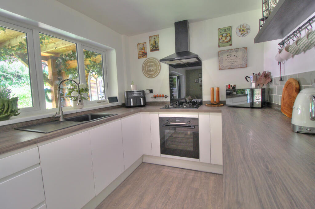 Shakespeare Drive, Kidderminster, DY10 photo 4