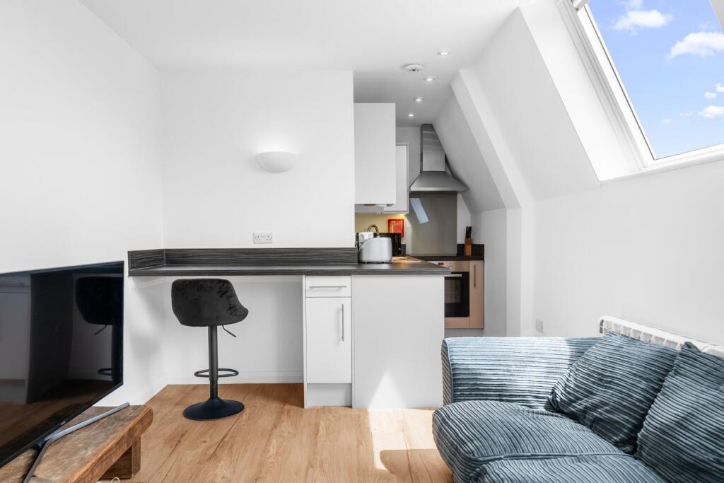 Apartment in Runnymede, Addlestone - View 4