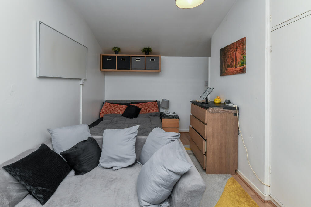 Apartment in Birkenhead, Lower Tranmere - More