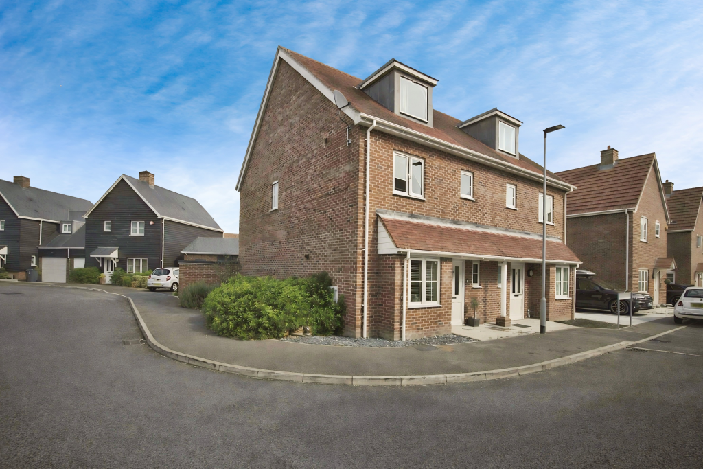 4-bed semi-detached on Elm Gardens, Mountnessing, CM15, £550,000