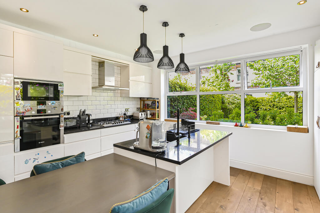 Apartment in London, Kilburn - View 2