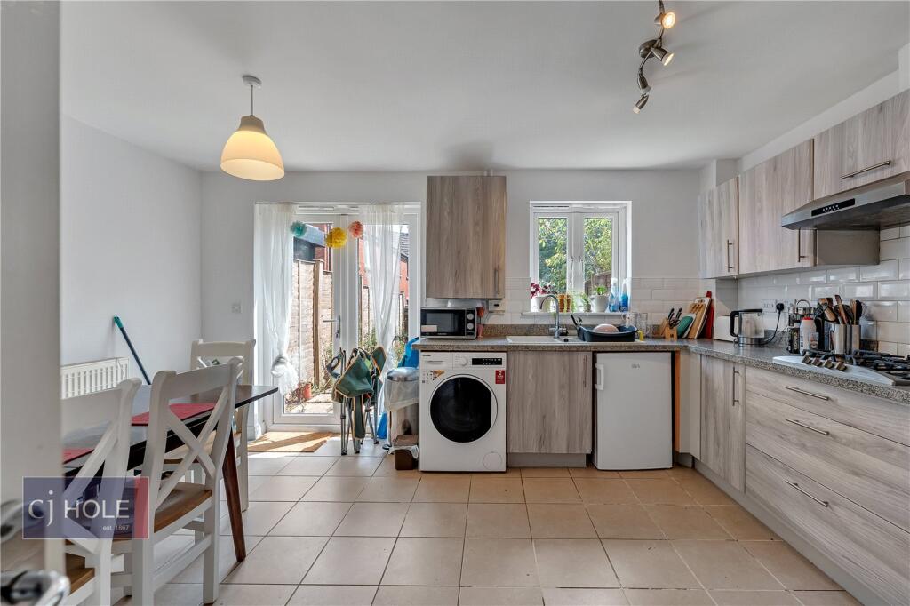 5 bedroom terraced house for rent
