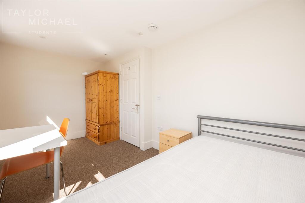6 bedroom terraced house for rent