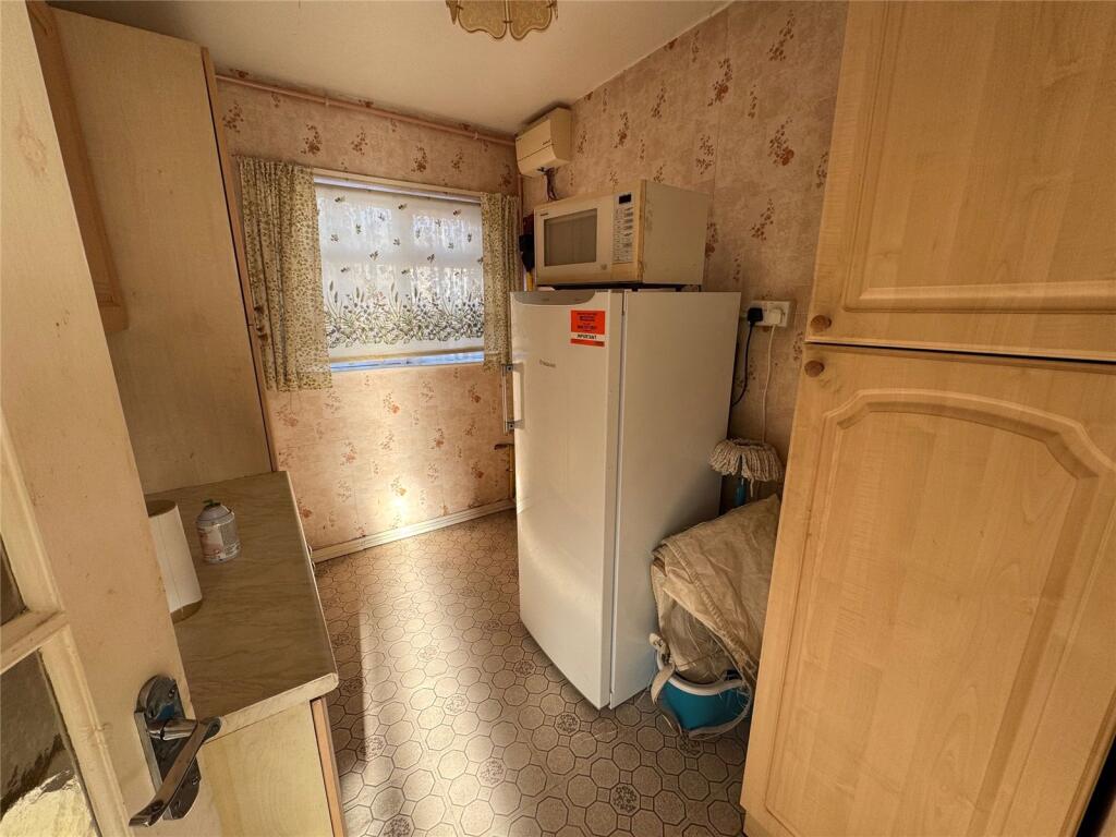 Wardley Close, Park South, Swindon, SN3 - View 3