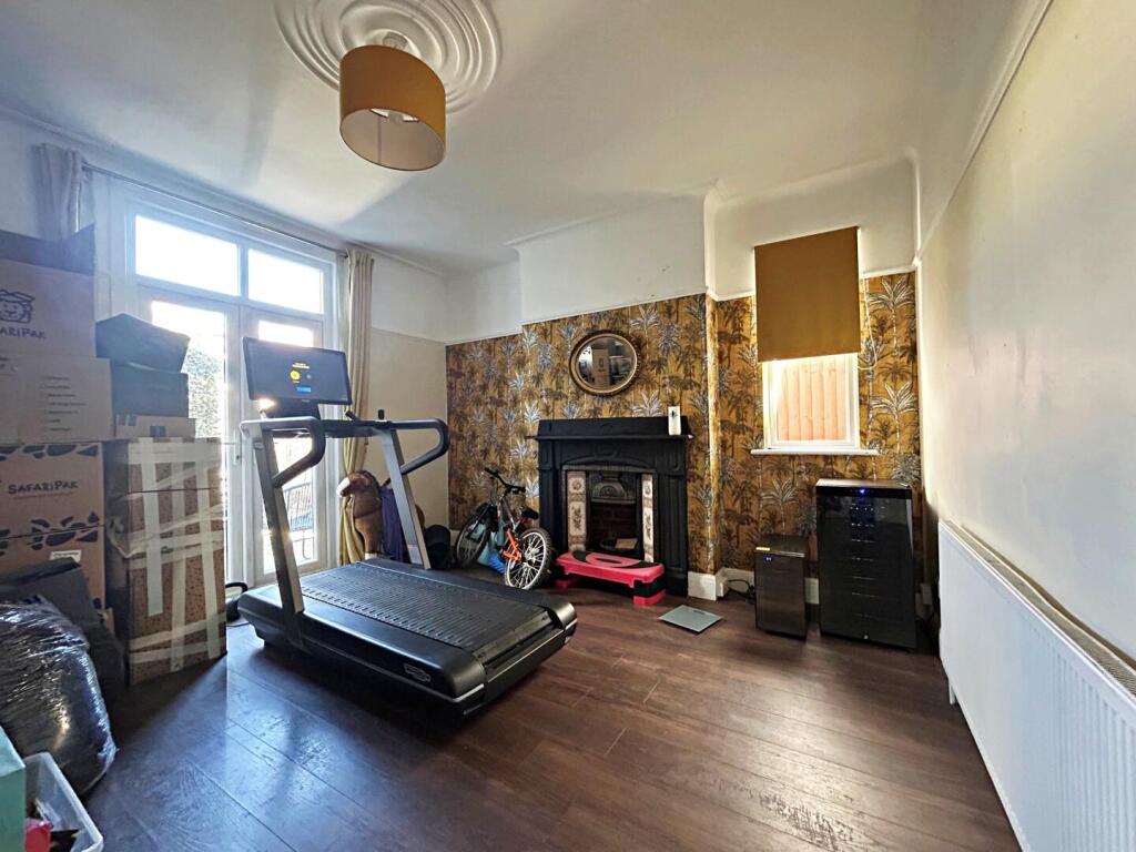 House in Southend-on-Sea - More