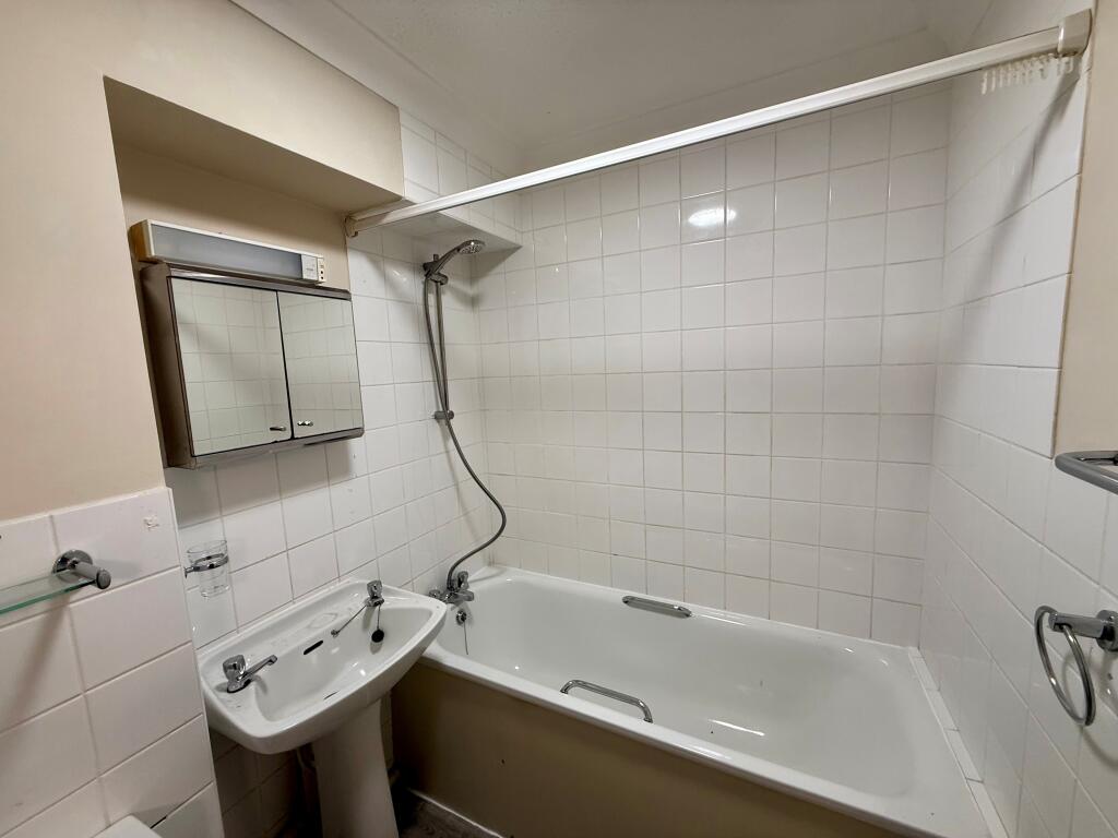 Apartment in Redhill - View 4