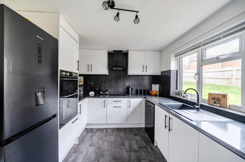 Dukes Close, Wincanton, BA9 photo 3