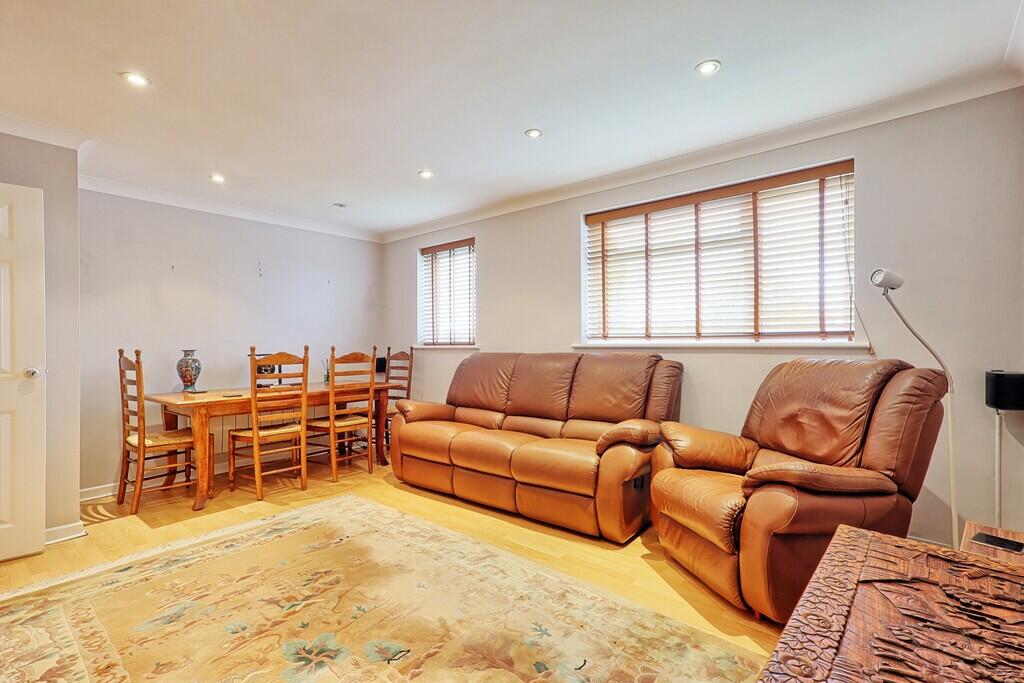 Apartment in Southend-on-Sea - View 5