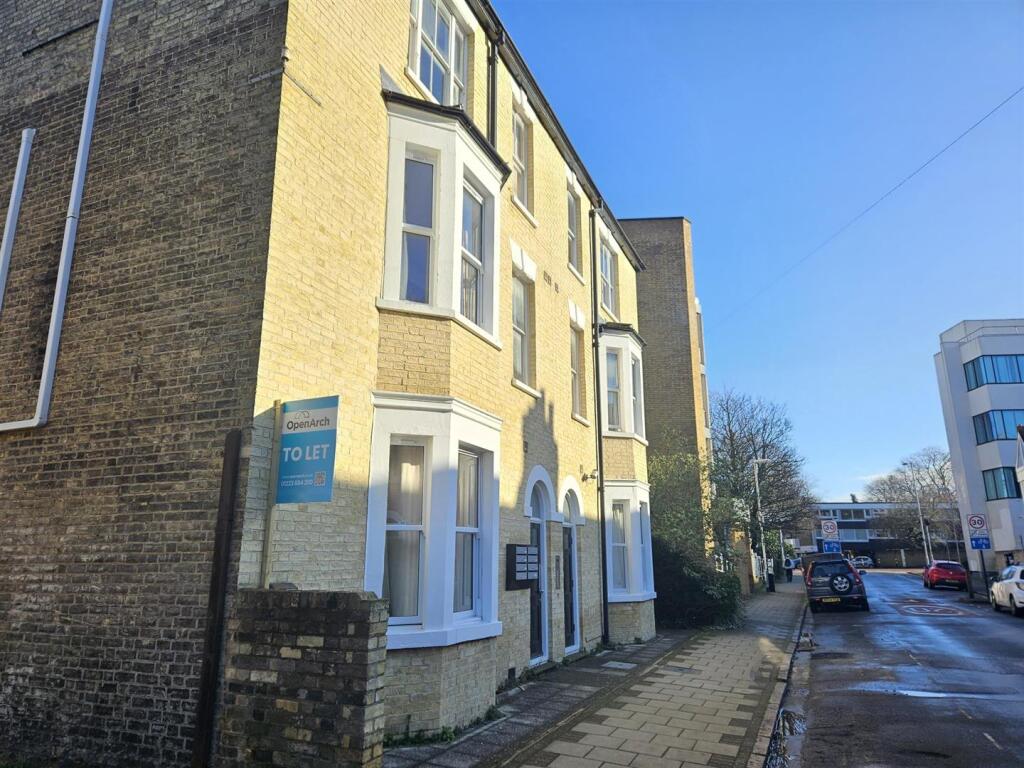 Main image of property: Flat 2, 2-4 Norwich Street, Cambridge