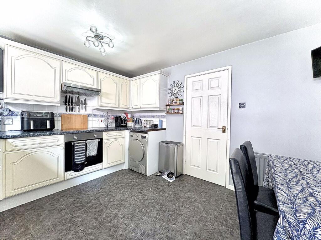 Hartland Avenue, COSELEY, WV14 9AN photo 5