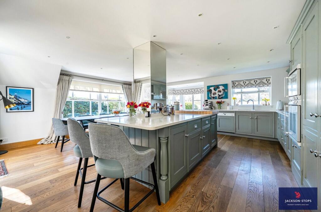 House in Woburn, Central Bedfordshire - More