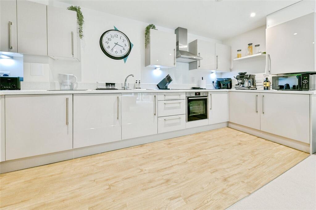 Apartment in Stevenage, Hertfordshire - View 3