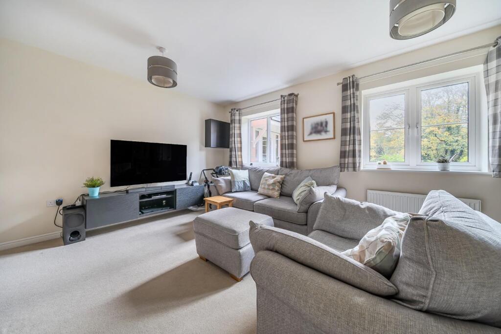 2-bed flat on Oak Leaf Way, Horndean, Waterlooville, £225,000
