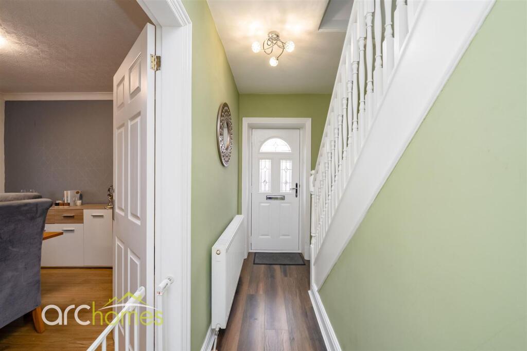 House in Leigh, Hooten Gardens, Bedford - More