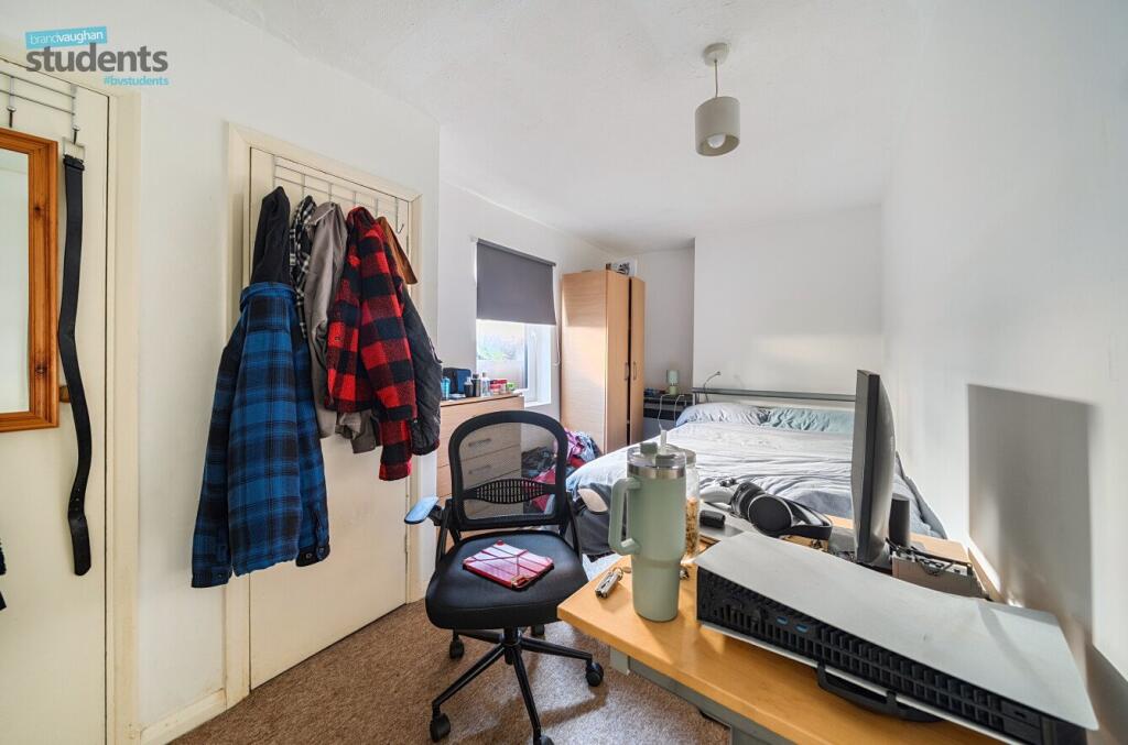 4 bedroom end of terrace house for rent