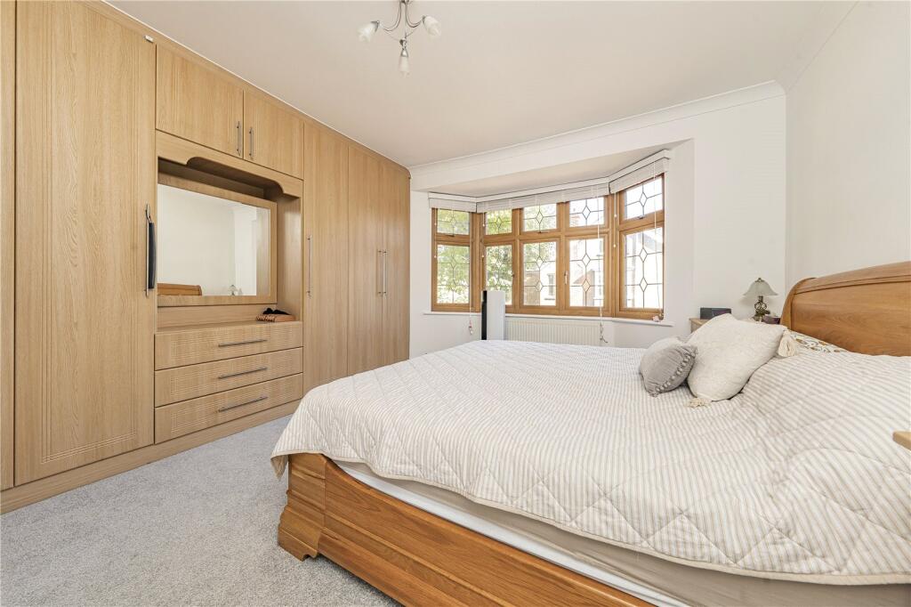 House in New Malden - More