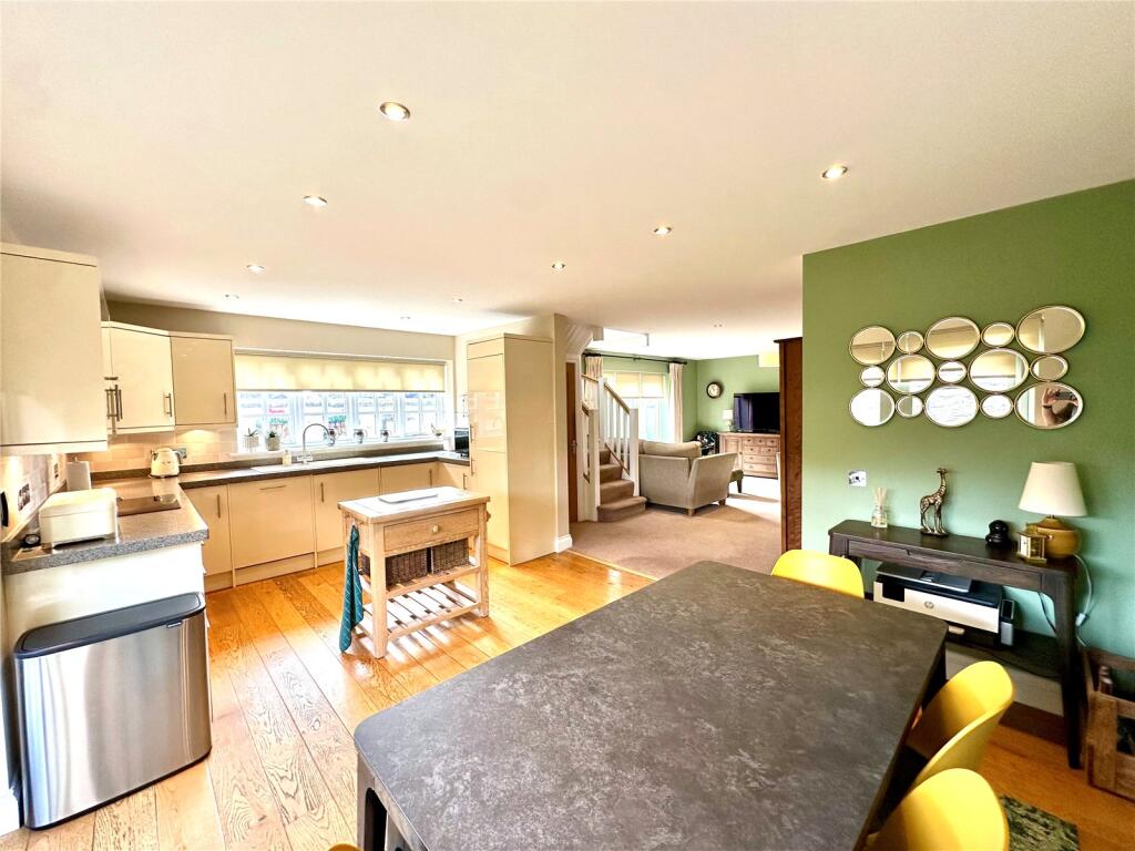House in Swindon, Lakeside, South Swindon - More