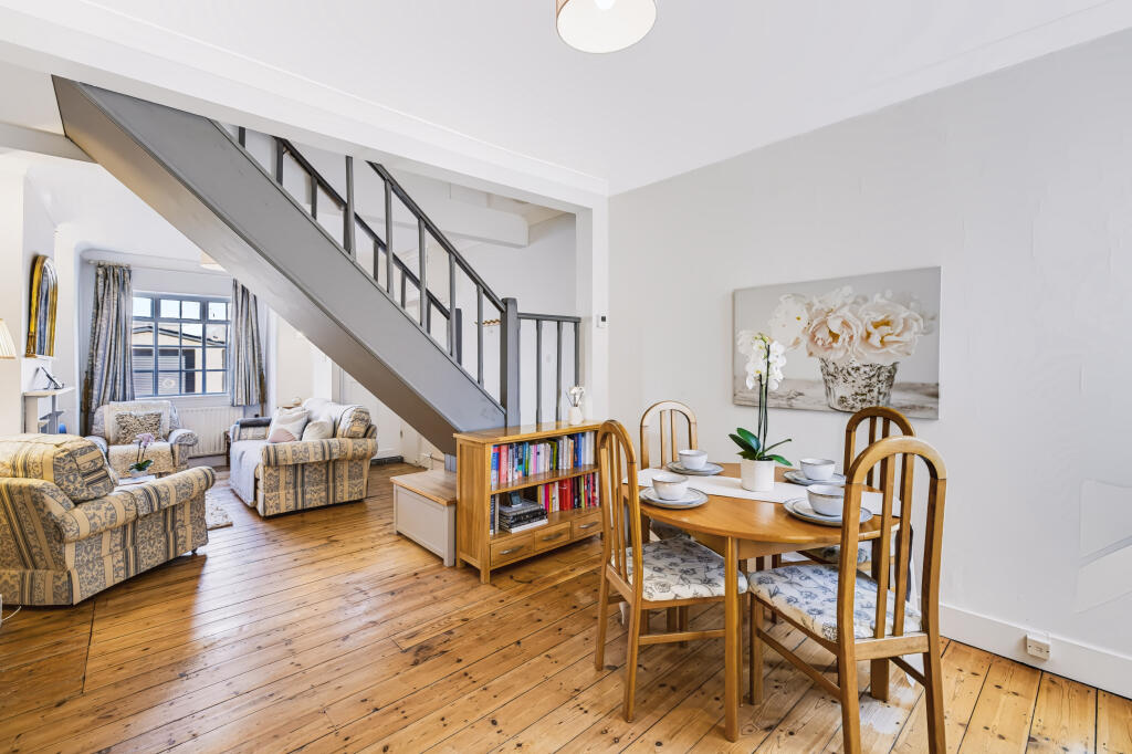 House in Richmond, North Sheen - More