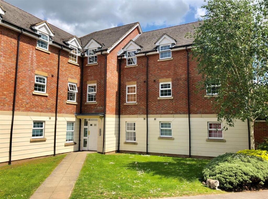 2-bed flat on Mandarin Drive, Newbury, £210,000