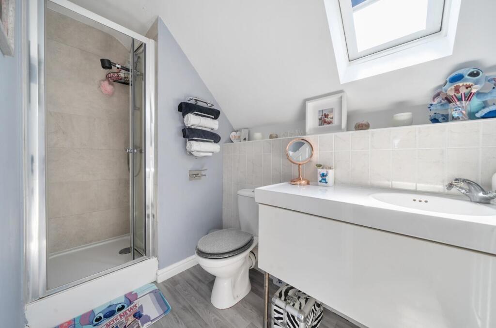 Farnborough Drive, Daventry, NN11 - More