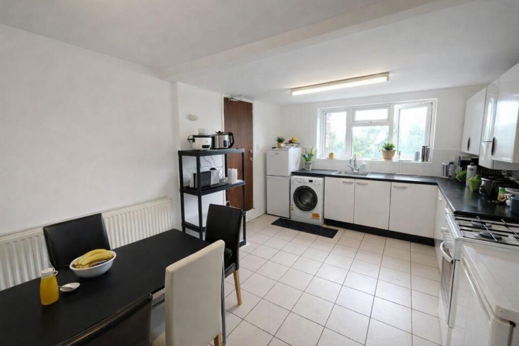 House in Hemel Hempstead, High Wycombe Community Board - View 4