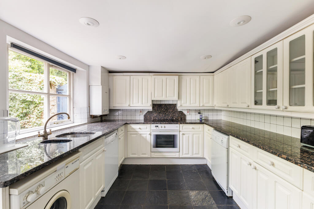 House in West Oxfordshire, Woodstock - More