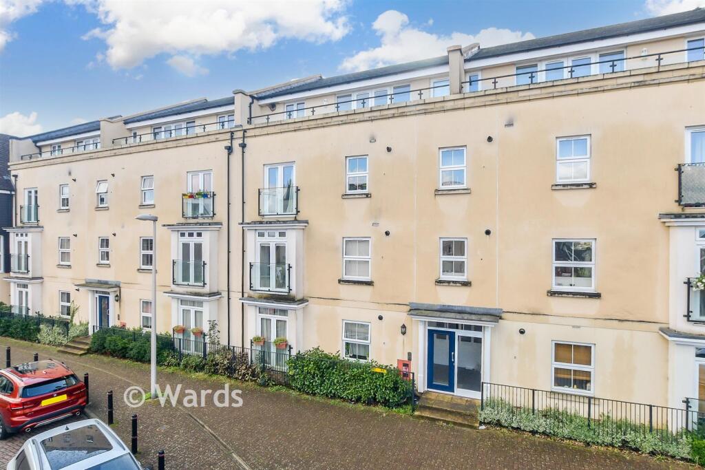 2-bed flat on Taylor Close, Tonbridge, Kent, £290,000