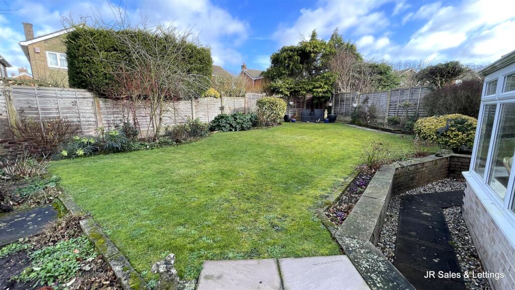 Broadfields, Goffs Oak photo 4