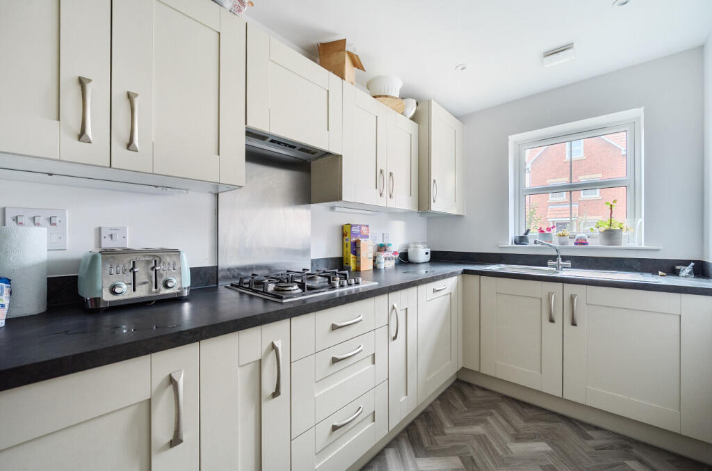 Russell Chase, Binfield, Bracknell, Berkshire, RG42 photo 3
