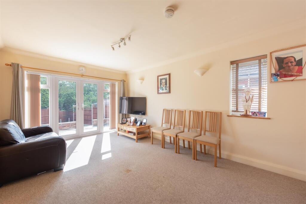Oakwood Crescent, Winchmore Hill, London photo 2