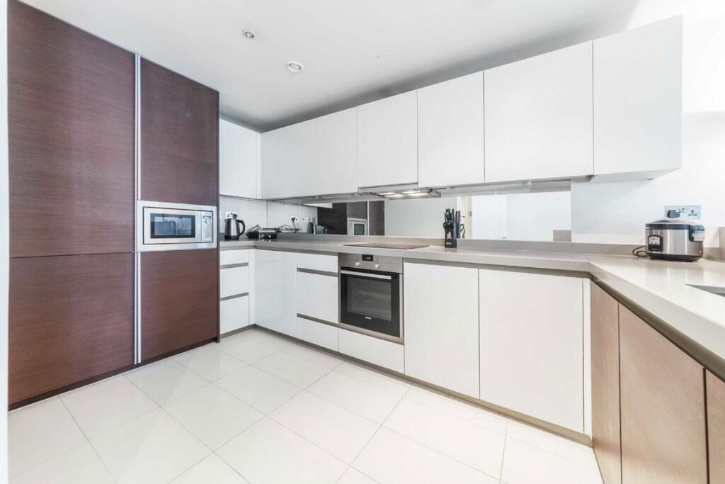 Apartment in London, St John's Estate, Isle of Dogs - More