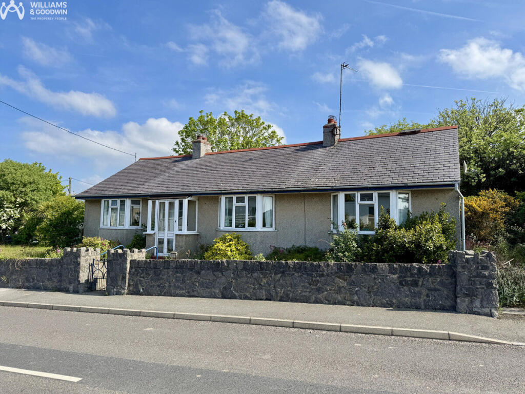 3-bed bungalow on Caergeiliog, Anglesey, LL65, £275,000