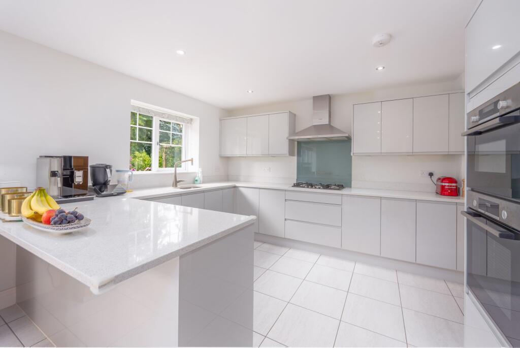 House in Wokingham - View 4