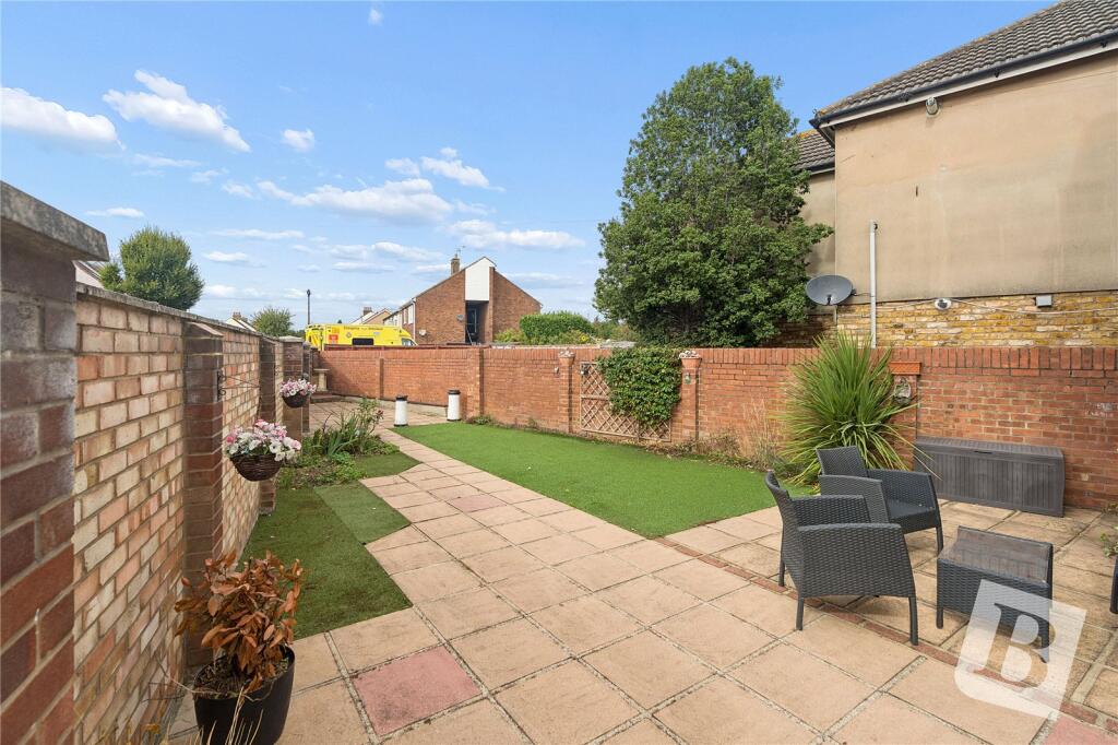 House in London, Collier Row - View 4