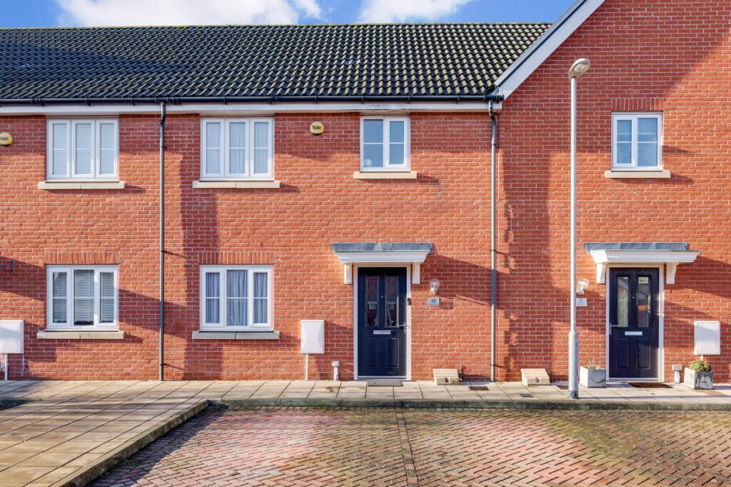 Main image of property: Roedean Crescent, Laindon, Essex, SS15