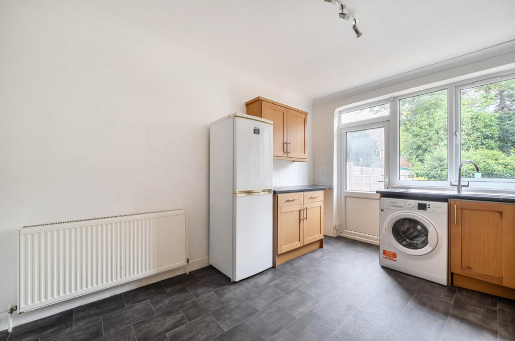 Apartment in Walton-on-Thames, Surrey - More