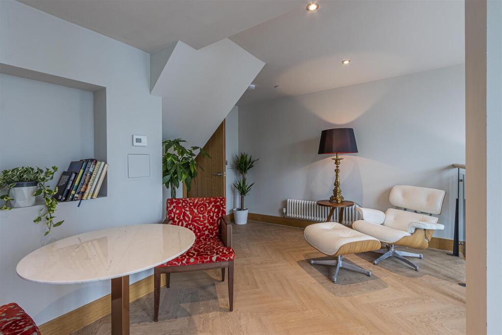 Apartment in Cardiff, Adamsdown - View 5