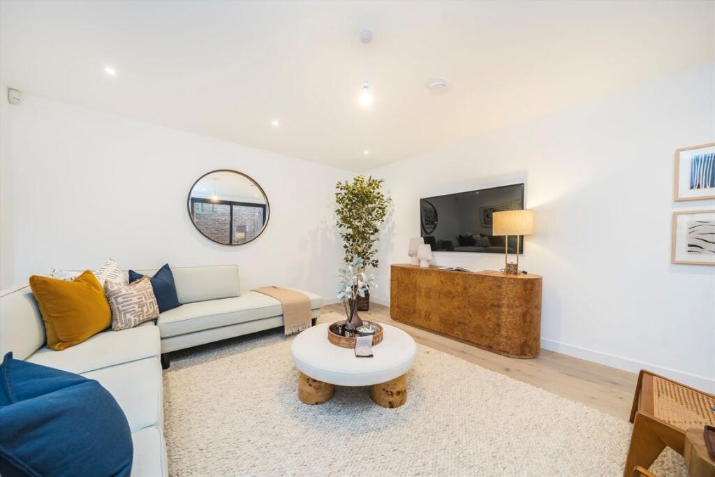 House in London, Cottenham Park, Raynes Park - More